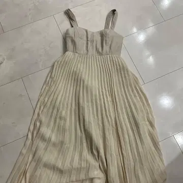 아이보리 슬리브리스 플리츠 롱 원피스