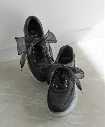 RANDA 쉬폰 리본 하트 자수 스니커즈 블랙