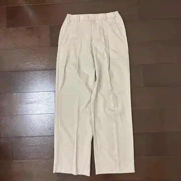 베이지 슬랙스 백 포켓 부착