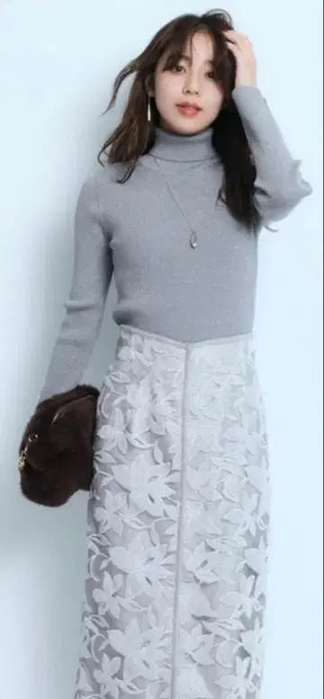 이번 시즌 택 포함 새상품 저스길리티 몰 자수 타이트 스커트