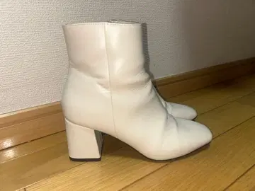 화이트 스무스 가죽 숏부츠