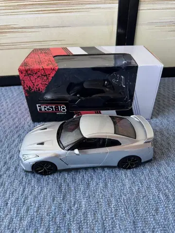 FIRST 1/18 GT-R