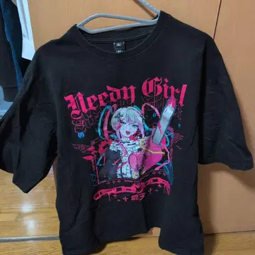 NEEDYGIRLOVERDOSE 그래픽 T셔츠 (체인소)