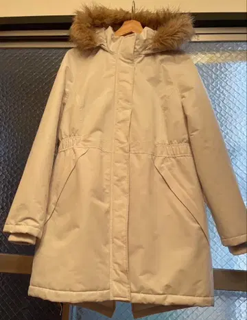 새상품 화이트 퍼 롱 다운 자켓