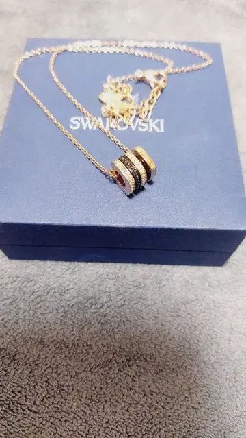 깨끗하다고 생각합니다 스와로브스키 골드색 목걸이