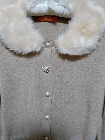 Fint 퍼 칼라 천사 버튼 베이지 니트 가디건 FLEE 사이즈