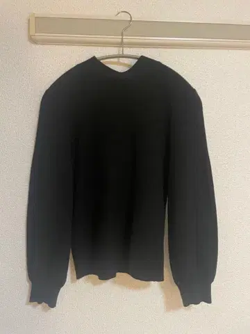 압와이어리본 포함 블랙 리브 니트