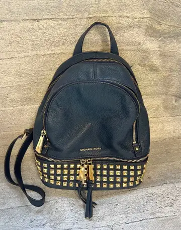 마이클코어스 MICHAEL KORS 스터드 장식 네이비 가죽 백팩