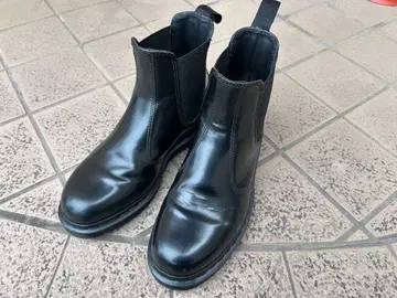 닥터마틴 사이드 고어 부츠입니다