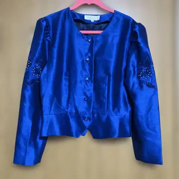 도쿄 소와르의 파란 버튼 달린 자켓