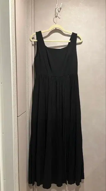 Apuweiser-riche 와셔 플리츠 스퀘어넥 원피스