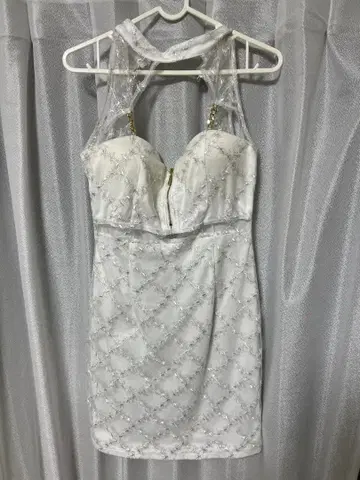 Dazzy 비즈 자수 화이트 타이트 드레스