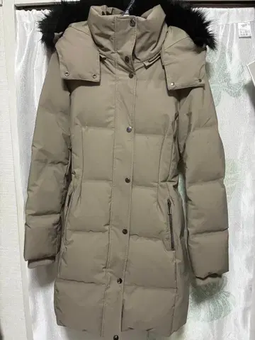 베이지 후드 부착 다운 자켓