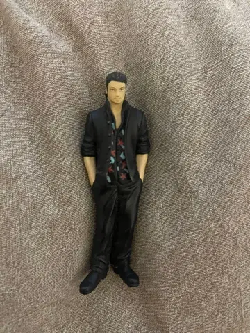 피규어 블랙 자켓의 남성