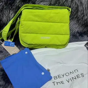 BEYOND THE VINES 형광 그린 패딩 숄더백