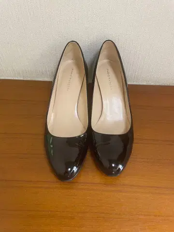 블랙 에나멜 스틸레토 펌프스