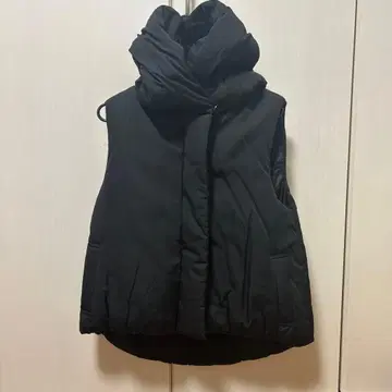 블랙 후드 부착 다운 베스트