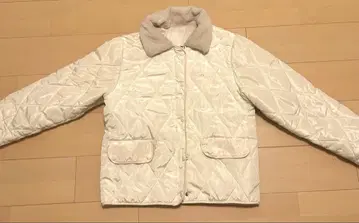 화이트 퀼팅 자켓