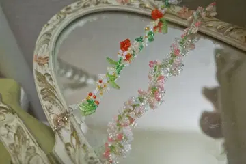 꽃다발과 딸기 팔찌