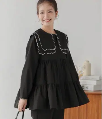 Fitmore 더블 스캘럽 칼라 티어드 블라우스 ( 블랙 x 화이트 )