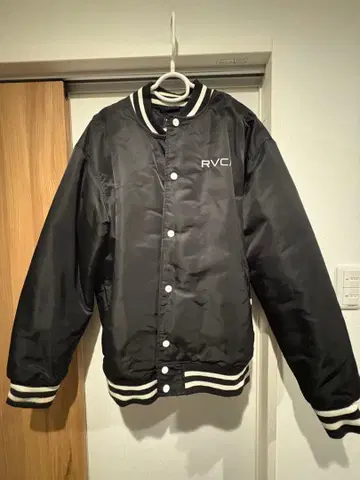 RVCA 블랙 바시티 자켓