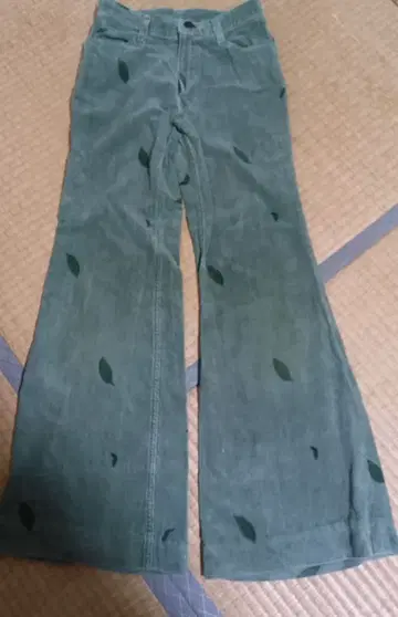 그린 컬러 코듀로이 플레어 팬츠