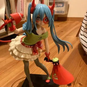 파란색과 빨간색 머리카락 프릴 의상 피규어
