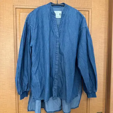 PASSION (파시오네) 스완넥 볼륨 오버 샴브레이 블라우스