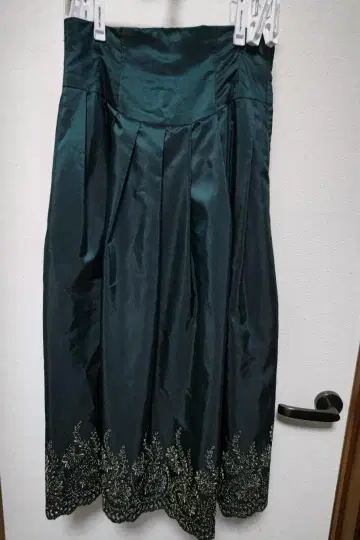 다크 그린 자수 롱 스커트