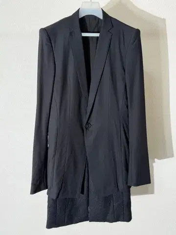 JULIUS 율리우스 부착 롱 테일러드 자켓