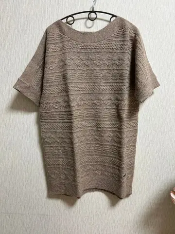 크로커다일 베이지 편직 무늬 오버 사이즈 반팔 니트