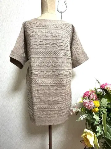 크로커다일 모카 베이지 편직 무늬 오버 사이즈 반팔 니트