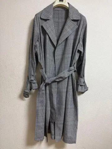 그레이 계열 체크 트렌치코트