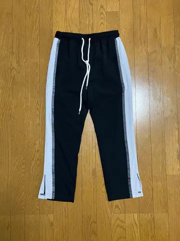 [ facetasm ] 사이드 라인 밑단 슬릿 팬츠