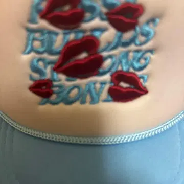 립 자수 스카이블루 트래커 캡