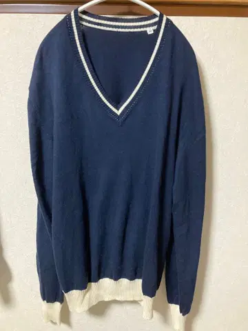 네이비 V넥 스웨터 면 100%