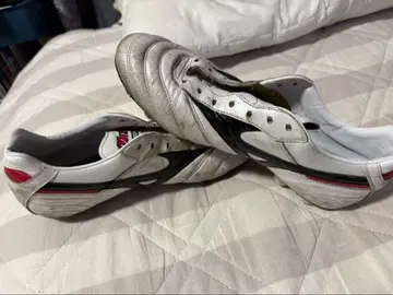 축구화 스파이크 화이트/블랙/레드