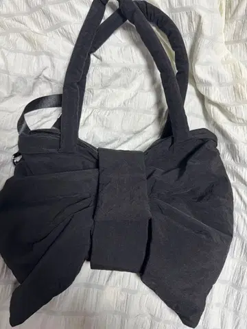 리본풍 디자인 블랙 토트백