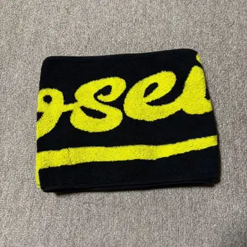 블랙과 옐로우 컬러의 로고 타월