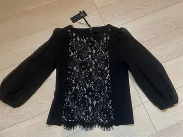 크리스세린 블랙 자수 레이스 상의