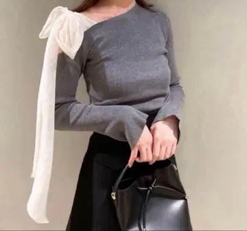 snidel 숄더 리본 니트탑