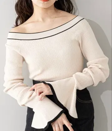 Chico 펄 버튼 부착 소매 플레어 오프숄더 리브 니트