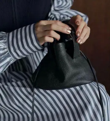 에트레토쿄 지비에 가죽 컴팩트 숄더백