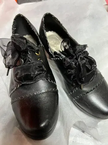 [ 하자품 ] BABY 블랙 리본 포함 펌프스