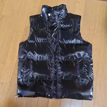 블랙 나일론 소재 다운 베스트