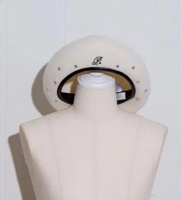 pium 로고 비쥬 스터드 베레모 화이트