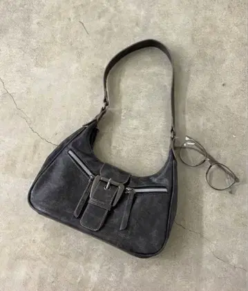 차콜 그레이 숄더백