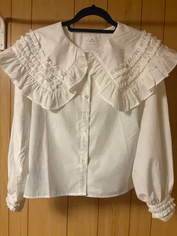 프릴 달린 화이트 상의