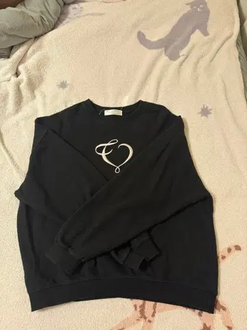 [ 11/15까지 ] 더 버진스 블랙 하트 로고 맨투맨