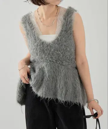 미스틱 샤기 니트 페플럼 베스트